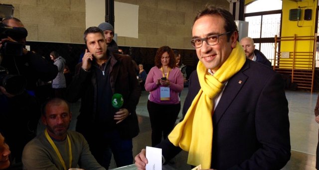 El conseller destituït, Josep Rull (JuntsxCat), vota en les eleccions catalanes.