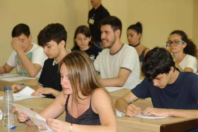 Alumnos realizan selectividad en Huelva.