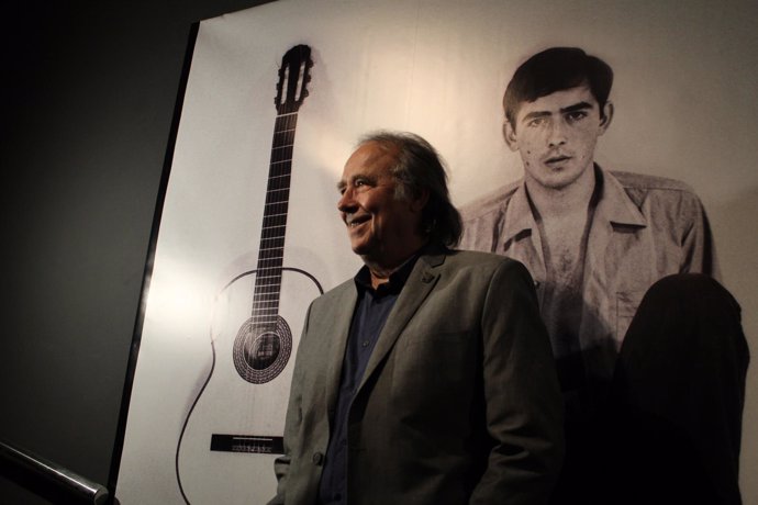 Joan Manuel Serrat en la exposición dedicada a sus 50 años de trayectoria