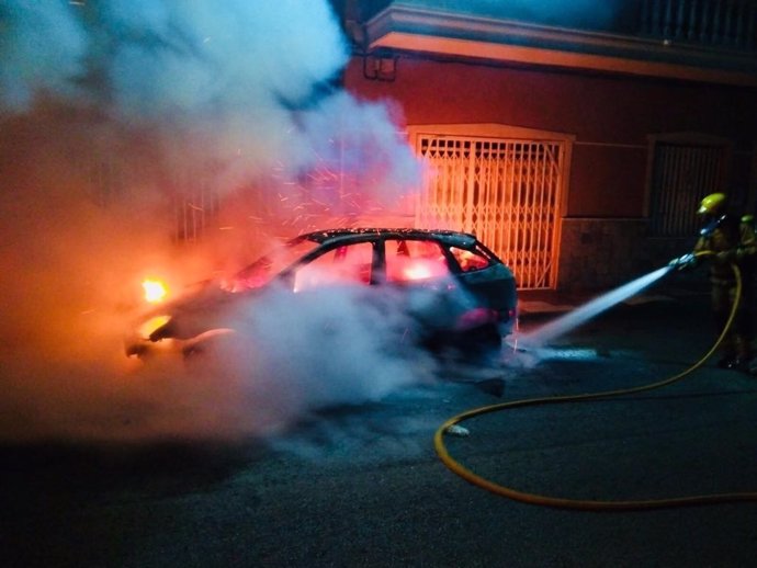 El coche incendiado en Dolores
