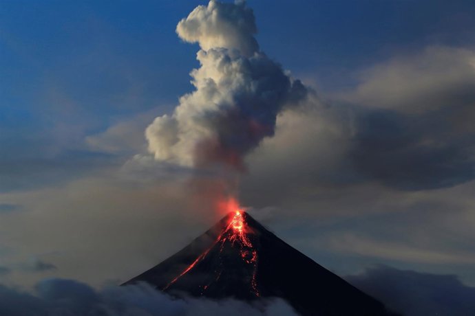 El volcán Mayón en plena erupción