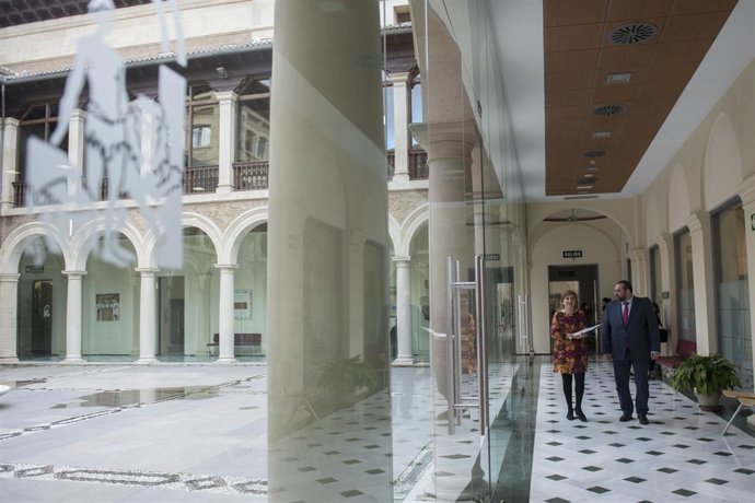 Sandra García y Germán González en la sede de la Junta