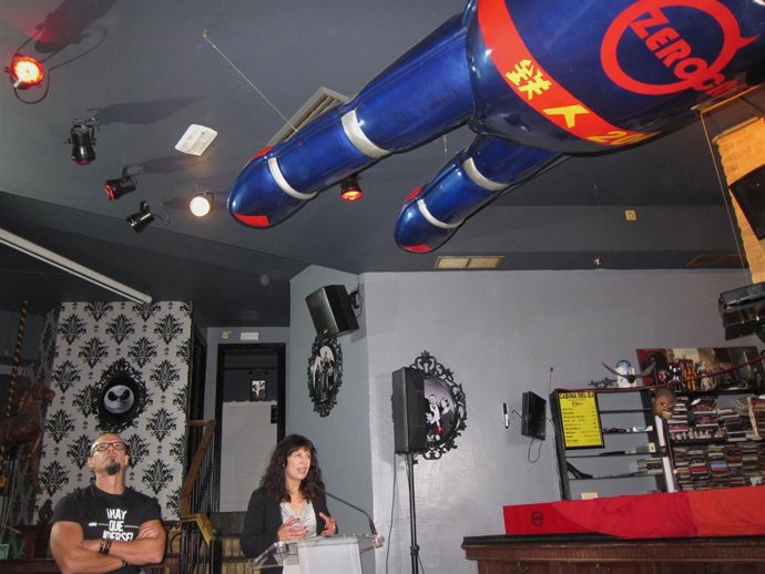 César Pérez Gellida y la concejal Ana Redondo presentan la ruta en el Zero Café