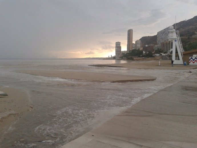 Playa de l'Albufereta esta tarde tras el paso de la tormenta