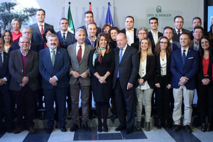 Firma de adhesión de municipios al programa 'Enrédate'