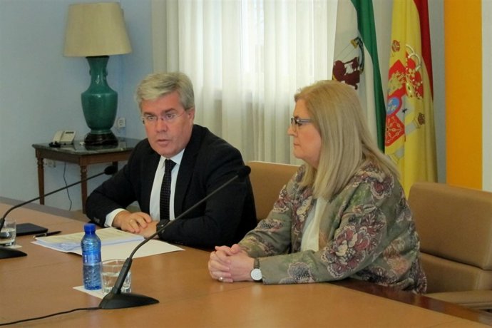 José Enrique Fernández de Moya, junto a Francisca Molina, en la rueda de prensa.