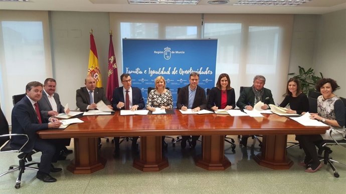 Firma del acuerdo entre consejería de Igualdad de Oportunidades y ayuntamientos
