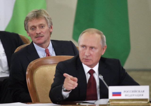 Vladimir Putin y el portavoz presidencial Dimitri Peskov