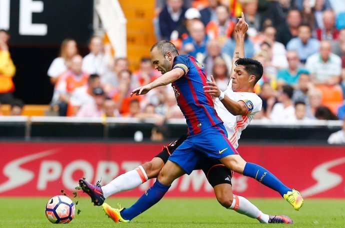 Andrés Iniesta y Enzo Pérez 