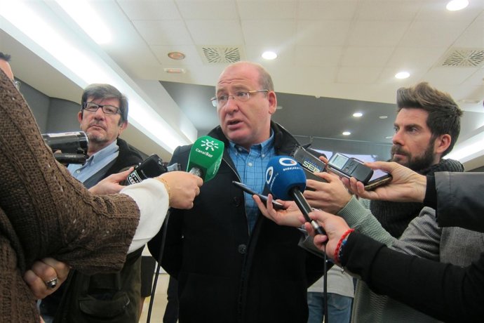 El alcalde de Jaén, Javier Márquez, atiende a los periodistas.