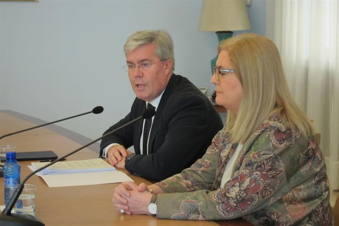 Fernández de Moya, junto a Francisca Molina, en la rueda de prensa.