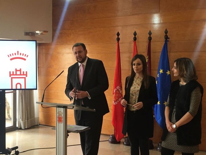 El edil José Guillén en la rueda de la Junta con Rebeca Pérez y Conchita Ruiz