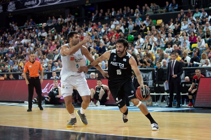 Alex Numbrú (Retabet Bilbao Basket) Felipe Reyes (Real Madrid)