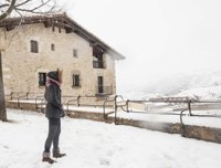 Los bomberos trabajan en la apertura de la carretera desde el Puerto de Torremiró a Fredes tras la nevada