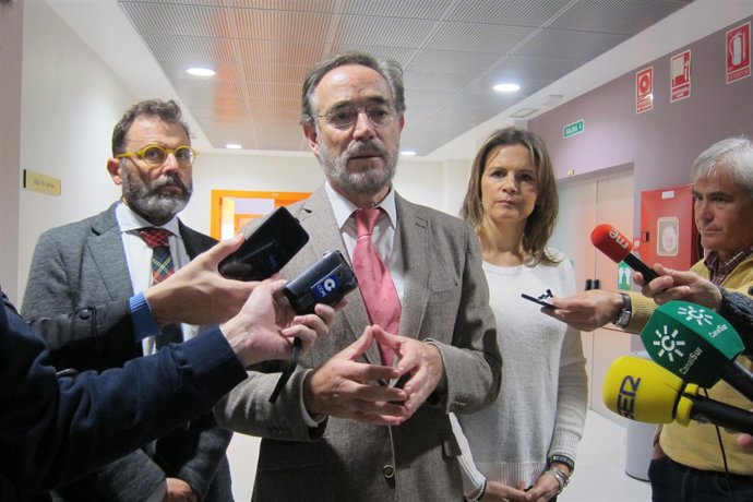 El consejero de Fomento, Felipe López, atiende a los periodistas.