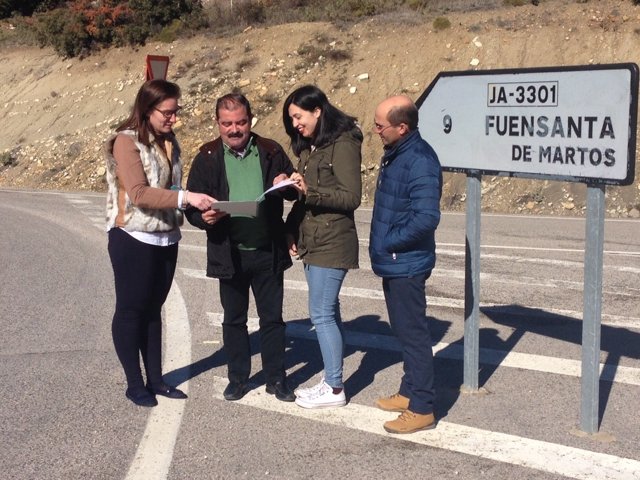 Castro (2i) informa sobre el proyecto en la carretera JA-3301.