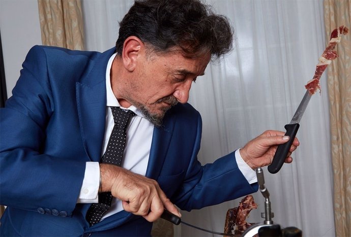 Florencio Sanchidrián cortando jamón