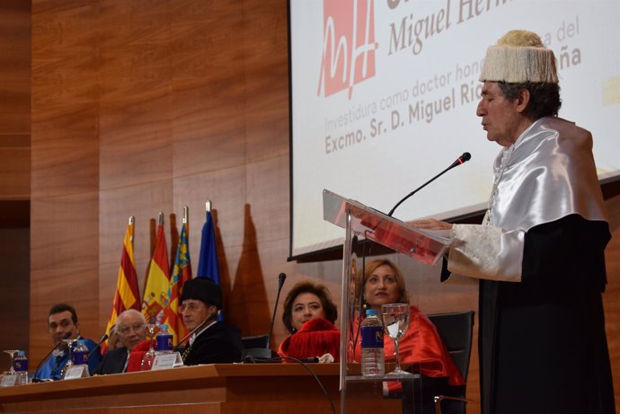 Miguel Ríos este viernes en su discurso de aceptación del doctorado