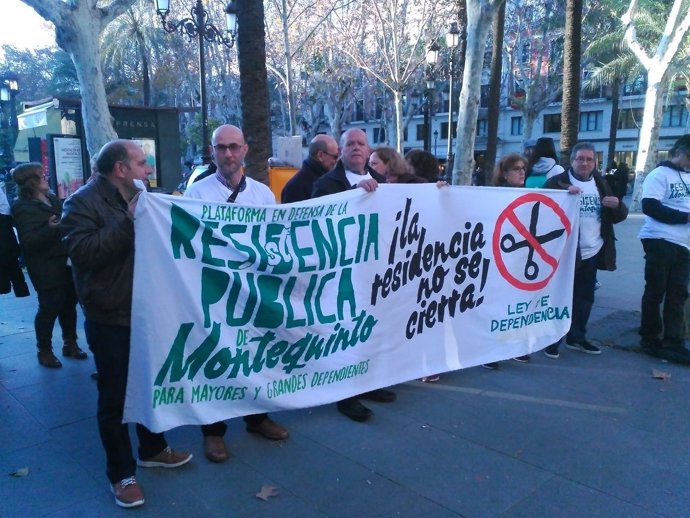 Protesta por la residencia de mayores de Montequinto.