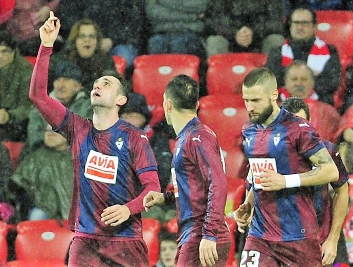Kike García celebra un gol con el Eibar