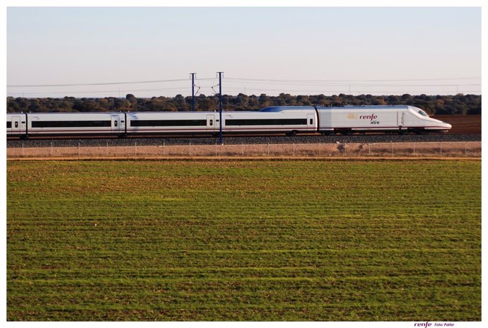 Un AVE a su paso por la provincia de Córdoba