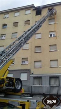 Un hombre resulta intoxicado y con pronóstico grave por un incendio en Avilés