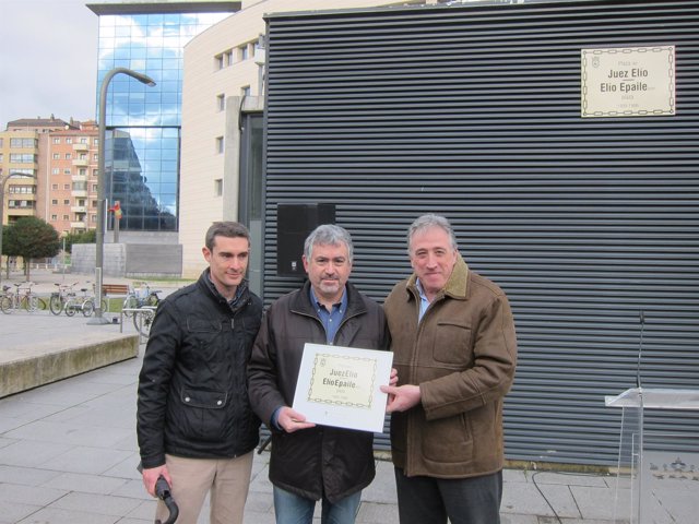 Joseba Asiron entrega la placa de la calle Juez Elío