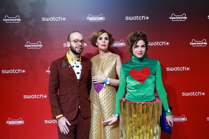 TRISTÁN Y CÓSIMA RAMÍREZ CON AGATHA RUIZ DE LA PRADA