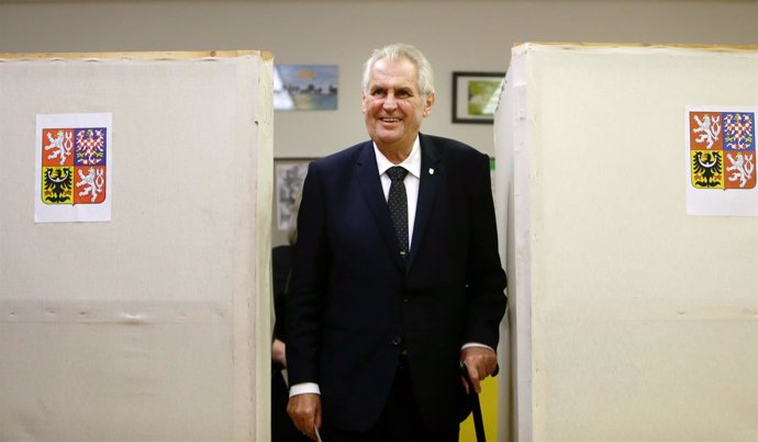 El presidente checo, Milos Zeman, vota en las elecciones parlamentarias
