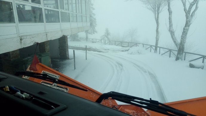 Nieve acumulada en carreteras de la provincia de Lugo