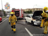 Los Bomberos de Palma sofocan un incendio en un vehículo en La Vileta