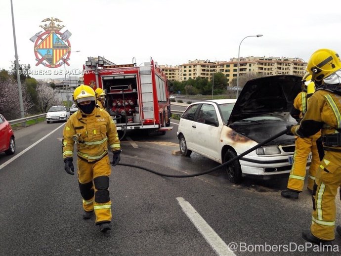 Incendio en un coche en Palma