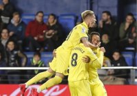 El Villarreal noquea a la Real, el Dépor da vida al Levante y el Málaga sigue colista