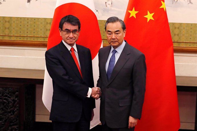Ministros de Asuntos Exteriores japonés, Taro Kono, y chino, Wang Yi
