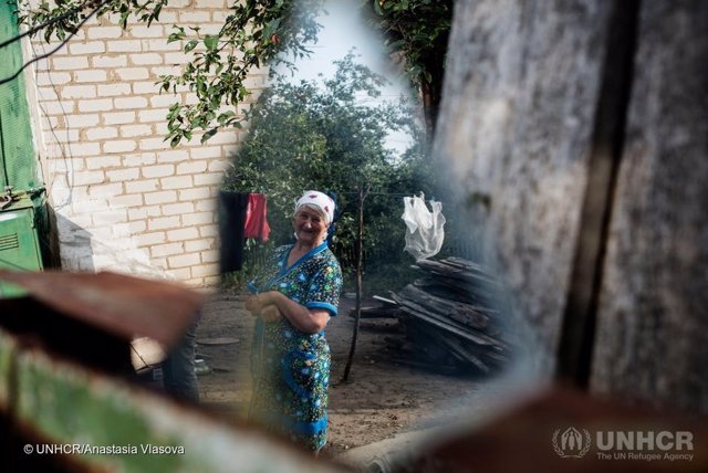 Mujer afectada por el conflicto en el este de Ucrania