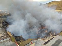 Bomberos trabajan en la extinción de un incendio en una nave del Polígono Industrial La Torrecilla