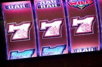 Tres jóvenes detenidos en Alicante por robar 2.500 euros de máquinas tragaperras