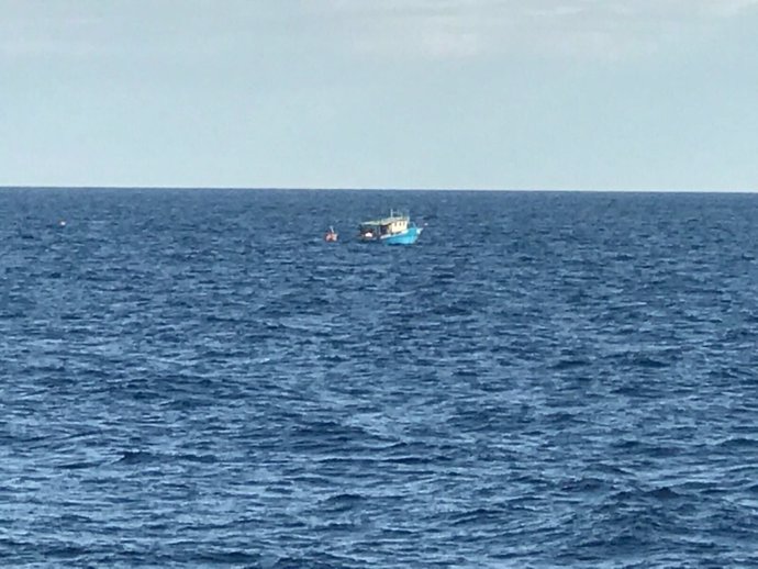 Patera con 330 personas rescatadas por la Armada y Open Arms en el Mediterráneo
