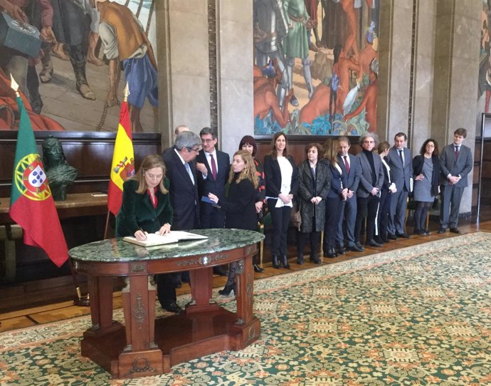 Ana Pastor firma en el libro de Honor de la Asamblea Nacional de Portugal