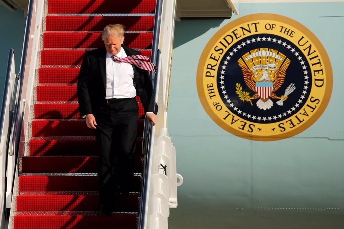 El presidente estadounidense, Donald Trump, bajando del 'Air Force One'