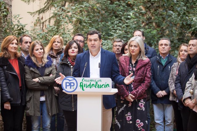 El presidente del PP-A, Juanma Moreno, con parlamentarios populares andaluces 