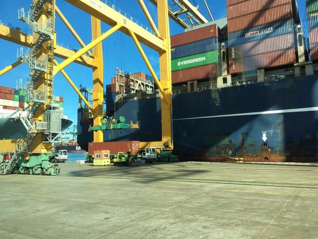 Buque en el puerto de València