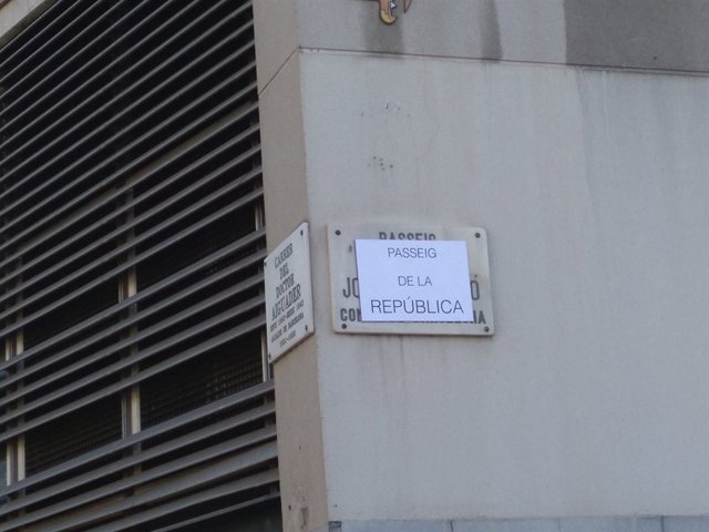 Cartel para cambiar el nombre del paseo de Joan de Borbó