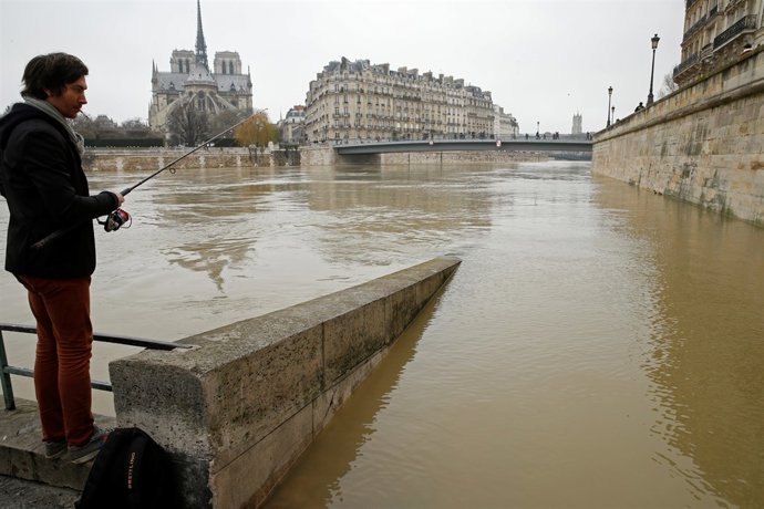 Un pescador durante la crecida del Sena en París