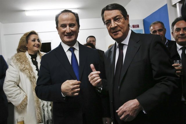 Anastasiades y Malas antes de un debate