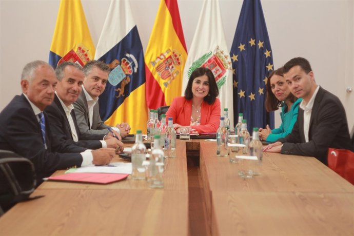 Mesa del Parlamento de Canarias con la presidenta de la cámara, Carolina Darias
