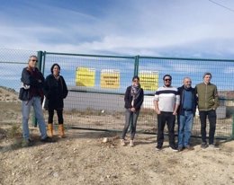 Dirigentes de IU durante la visita al área contaminada de Palomares en diciembre