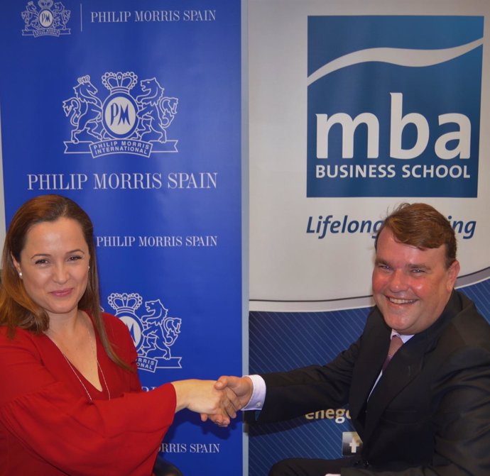 Iuliana Paise (Philip Morris) y Nacho Zabaleta (MBA BS) firman el convenio 2018
