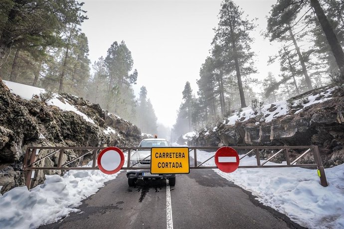 Carretera de acceso al Teide cortada por presencia de hielo en la calzada
