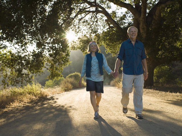 Mayores andando en el bosque